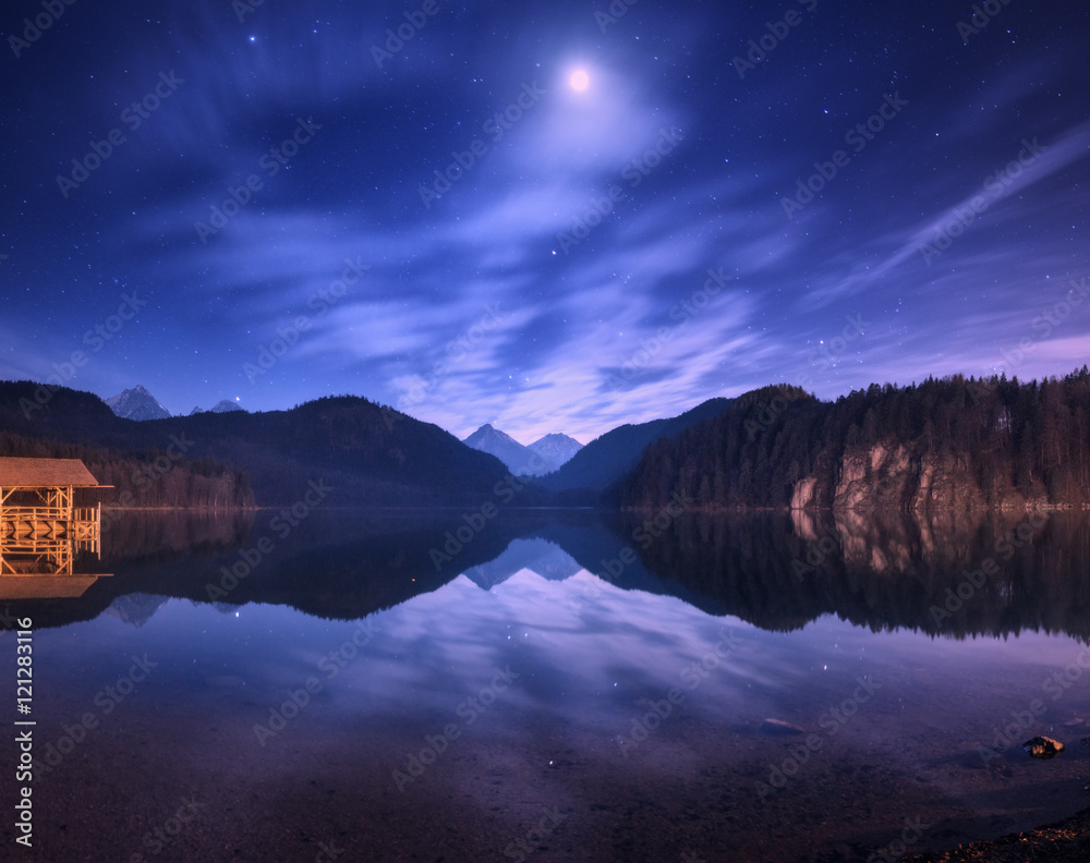 湖泊、山脉、森林、星星、满月、紫色天空和云朵反射的多彩夜景