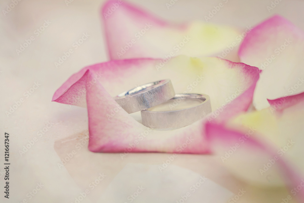 与美丽的玫瑰花相伴的结婚戒指