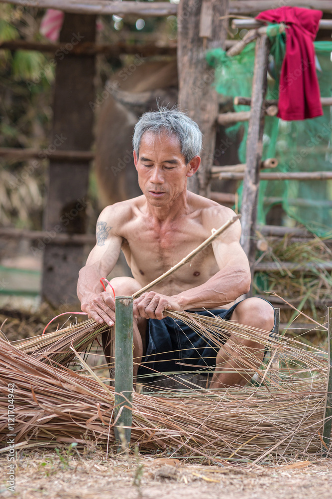老人用竹子做柳条工作篮