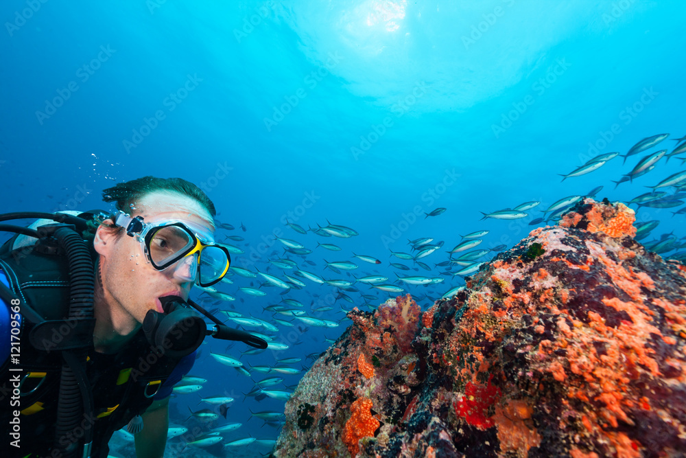 年轻水肺潜水员探索海底