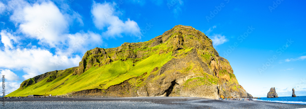 冰岛Reynisfjara黑沙滩上的Reynisfjall山