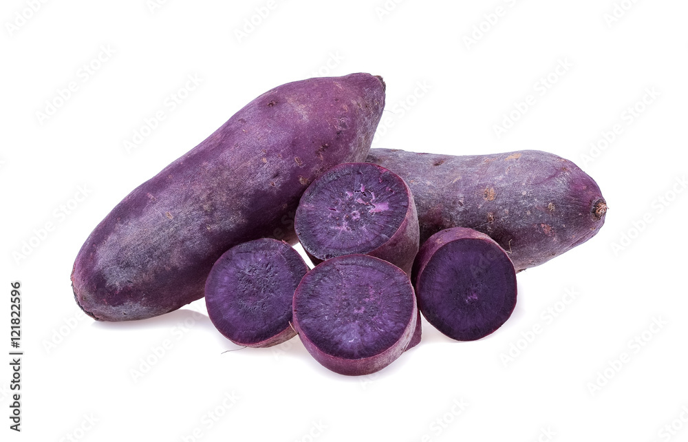 白色背景下分离的一堆成熟的紫色红薯