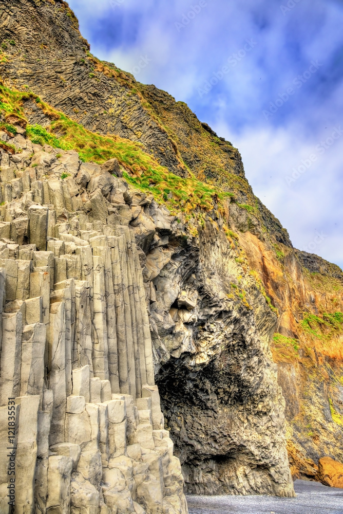 冰岛黑Reynisfjara海滩的玄武岩Halsanefshellir洞穴