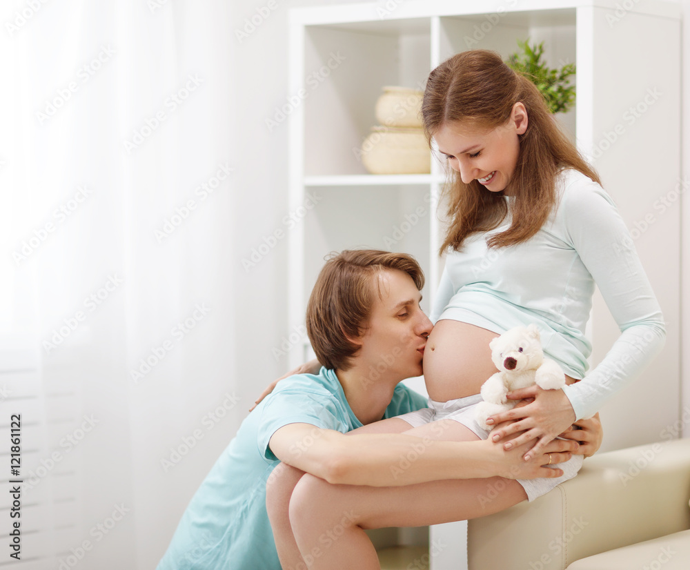 怀孕。幸福的家庭未来的父母怀孕的母亲和胖子