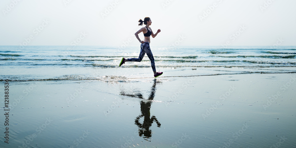 跑步海沙运动短跑放松运动海滩概念