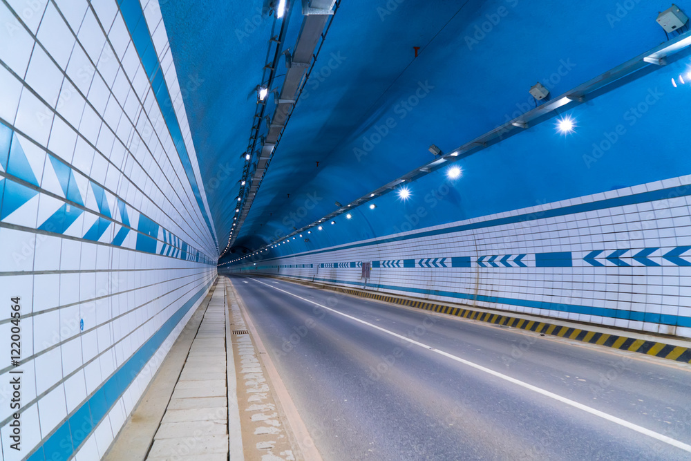 城市公路隧道中的抽象速度运动，运动模糊