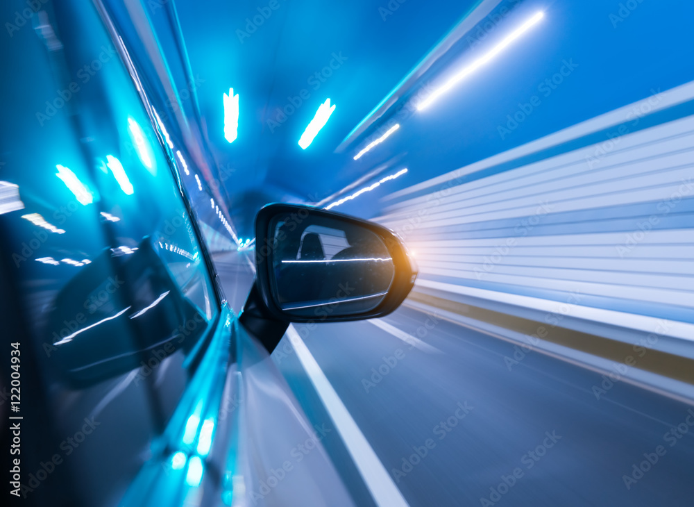 高速汽车在隧道里行驶。