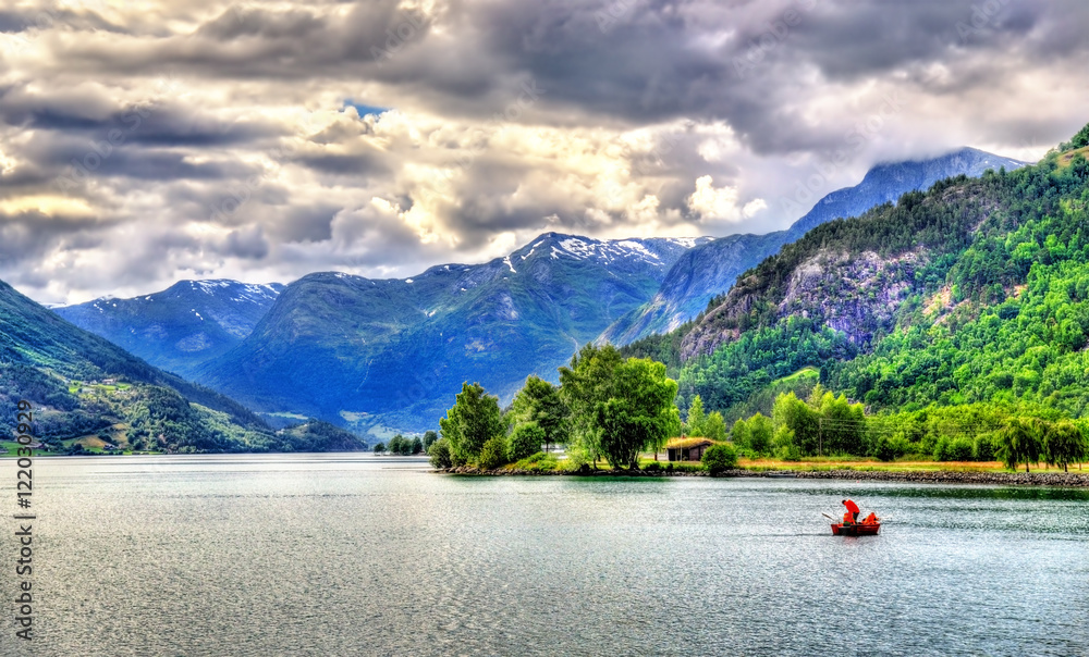 挪威Hjelle村的Oppstrynsvatn湖