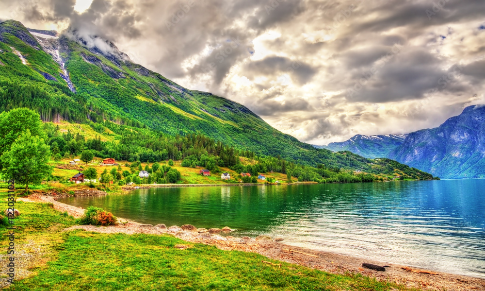 挪威Oppstryn村的Oppstrynsvatn湖