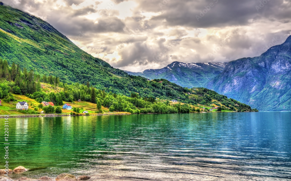 挪威Oppstryn村的Oppstrynsvatn湖
