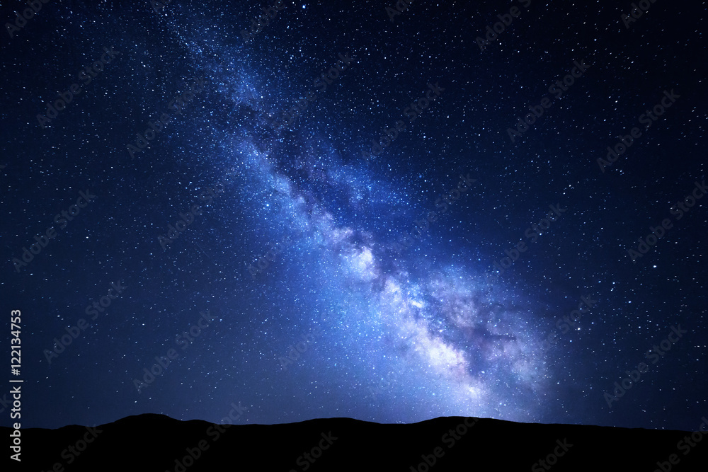 银河系。夜晚有星星的彩色景观。夏天有山丘的星空。太空背景wi