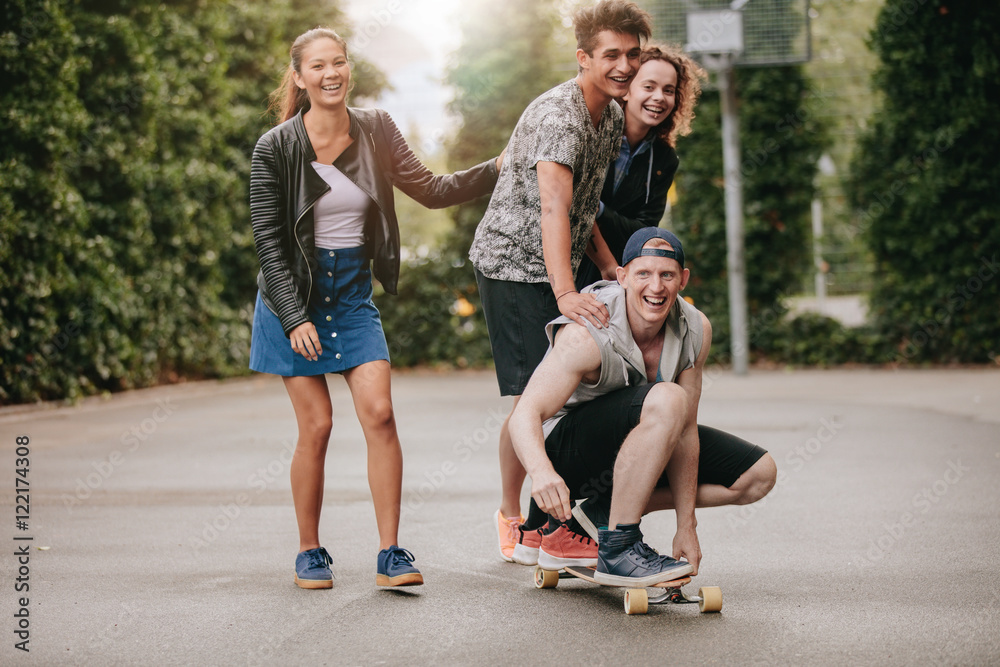 青少年男孩与女孩一起玩滑板