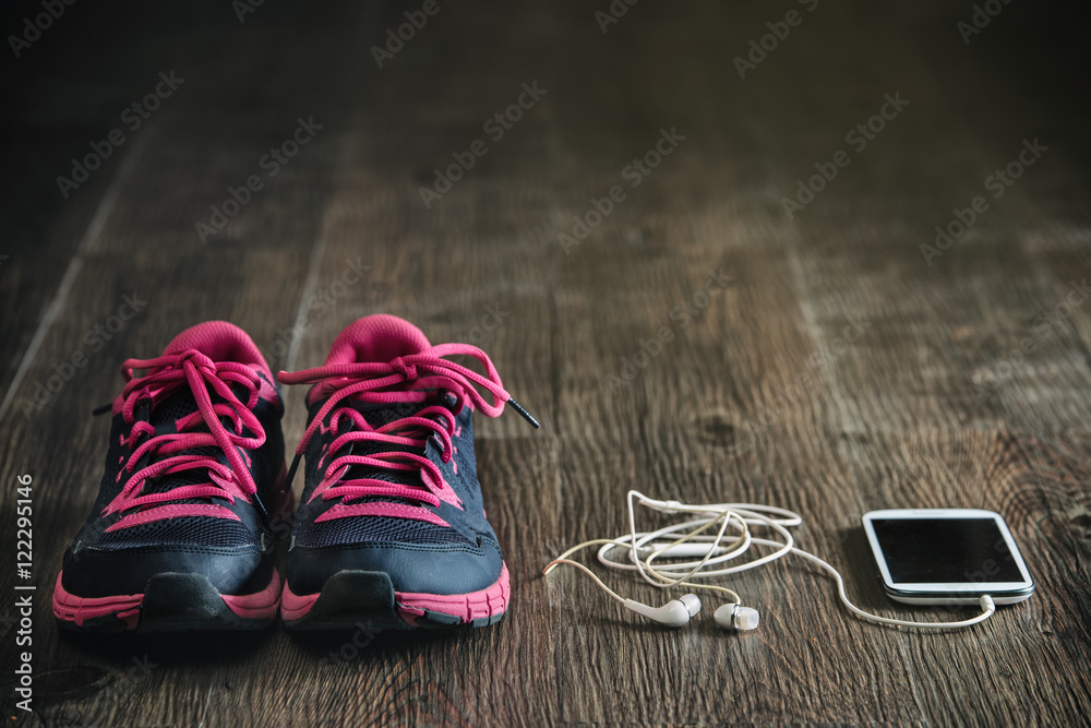 用健身跑步运动器材、运动鞋听音乐