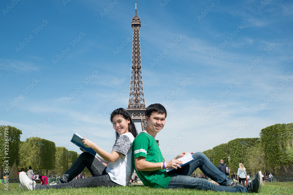 亚洲情侣学生在法国巴黎一起读书
