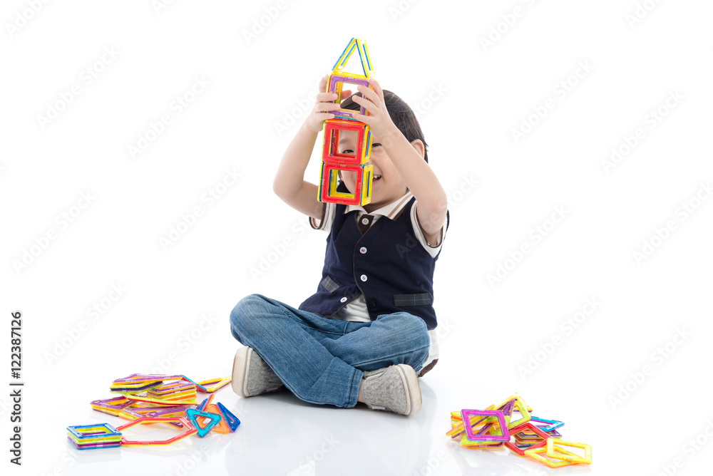 孩子玩很多五颜六色的塑料积木套件