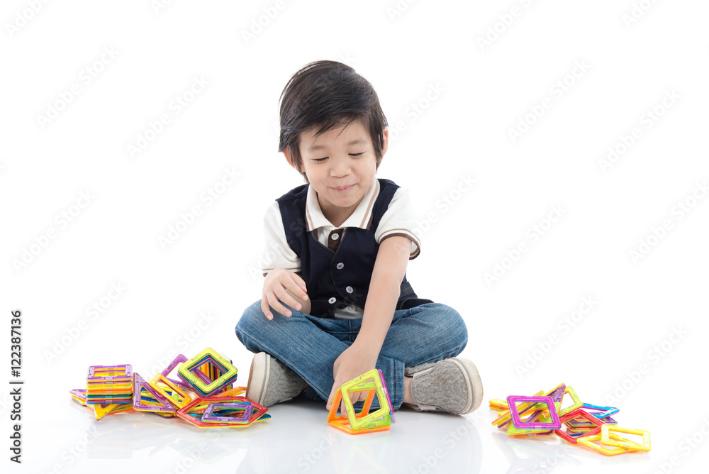 孩子玩很多五颜六色的塑料积木套件