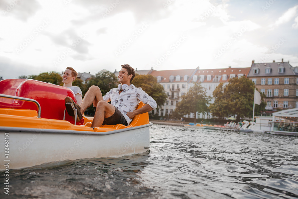 青少年在湖中划船