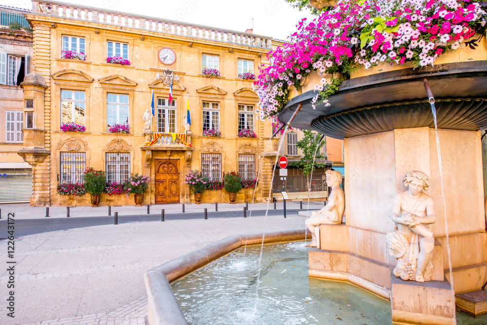 法国普罗旺斯沙龙带喷泉的市政厅建筑