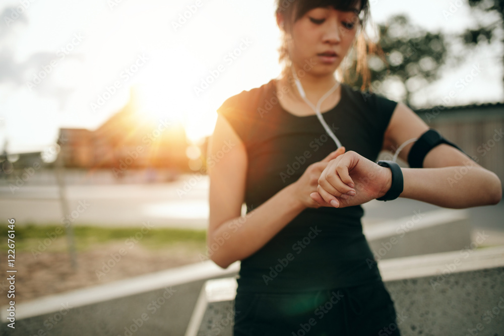 健身女性在智能手表上检查自己的表现