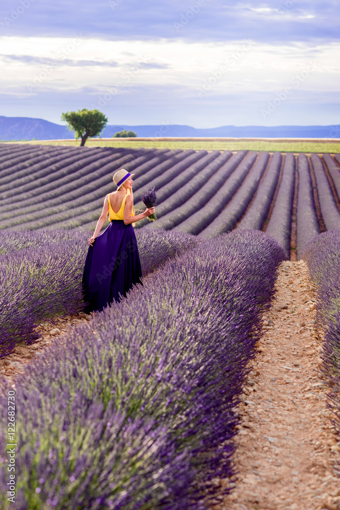美丽的薰衣草田上的风景，穿着紫色长裙的美女走进来