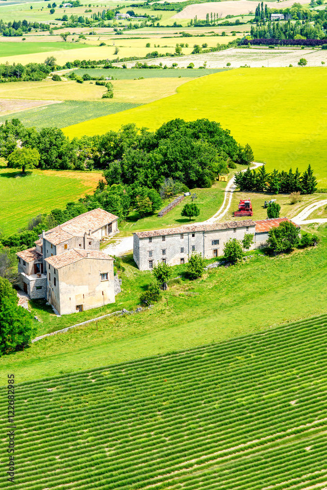 法国普罗旺斯带农舍的绿地俯视图