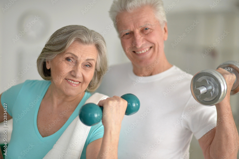 老年夫妇在健身房锻炼
