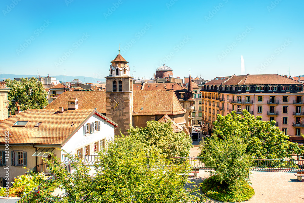 瑞士日内瓦市玛德琳教堂和公园的城市景观