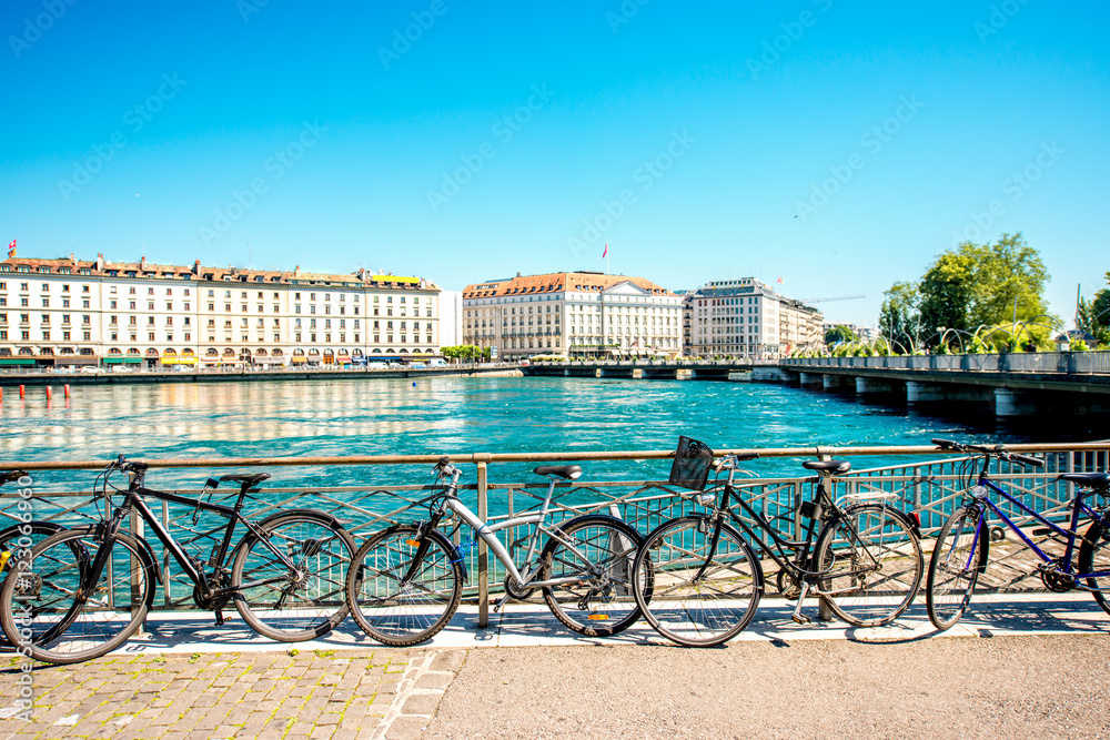 瑞士日内瓦市中心河畔的自行车