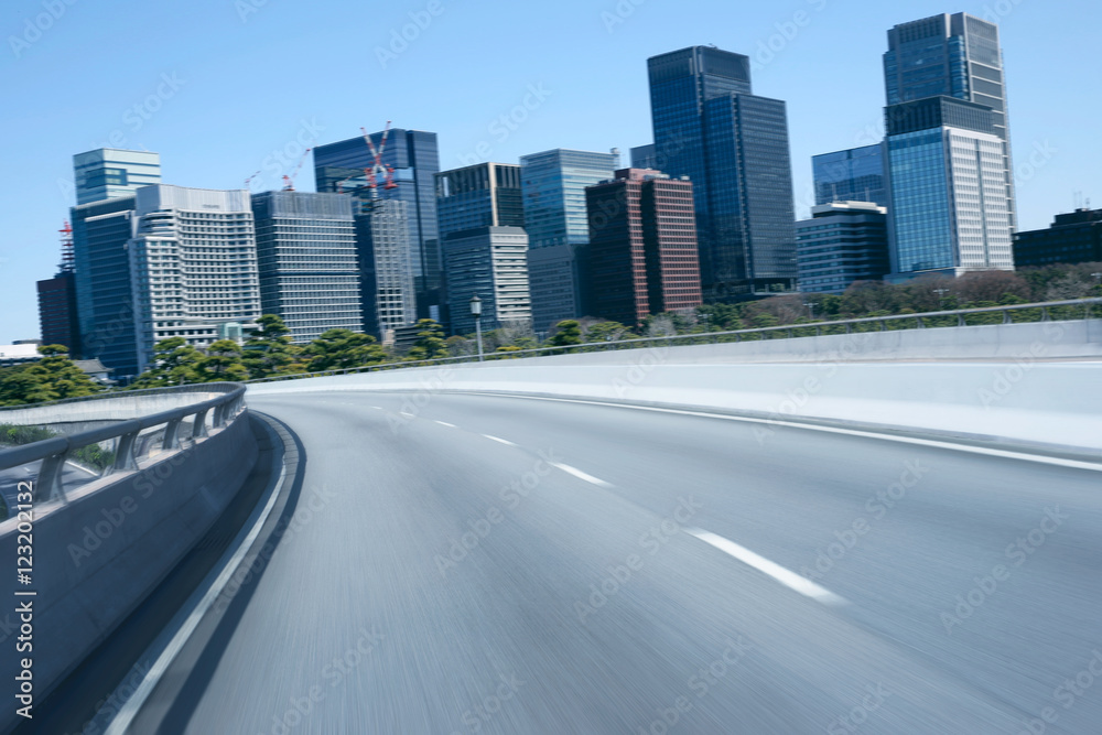 城市背景下的高速公路立交桥运动模糊。