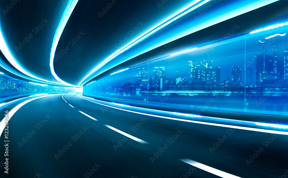 城市上空玻璃隧道中的抽象模糊速度运动道路