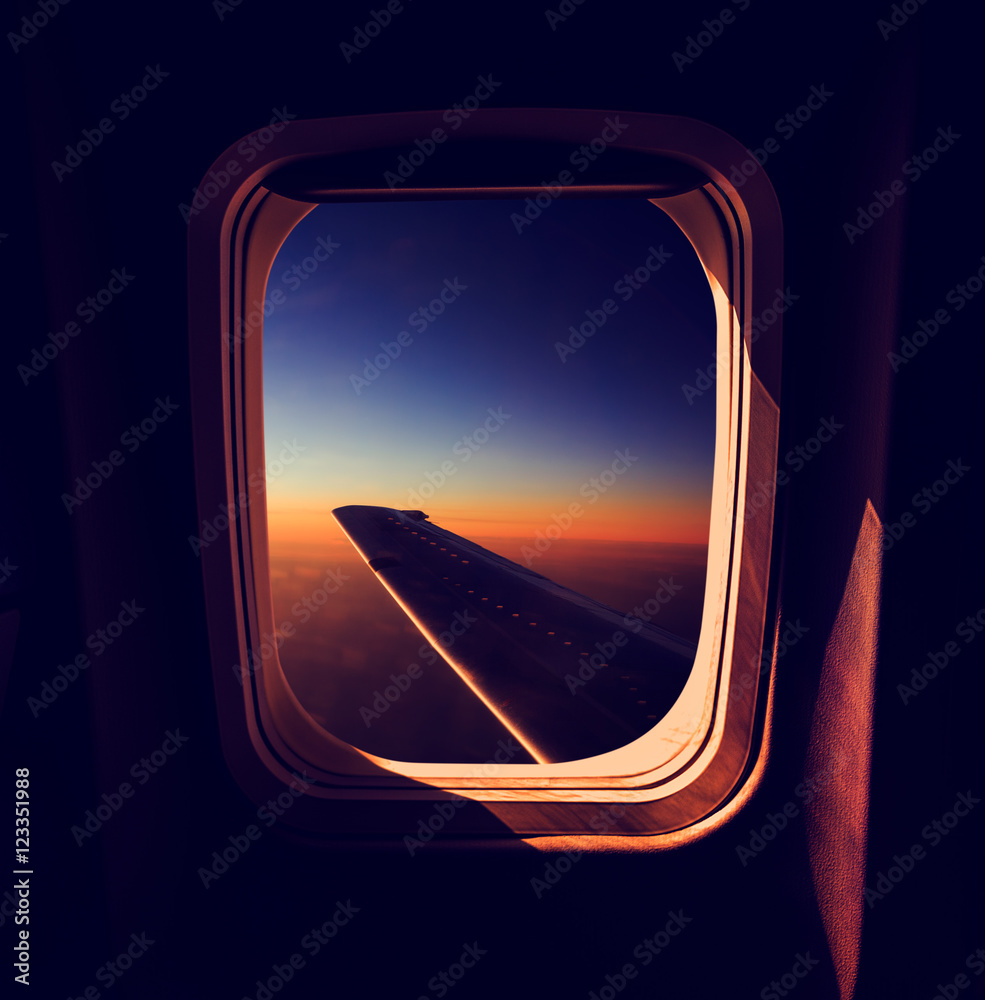 日落时从飞机窗户观看