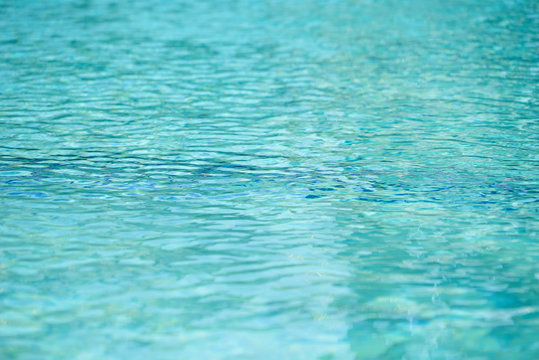 蓝色游泳池波纹水细节