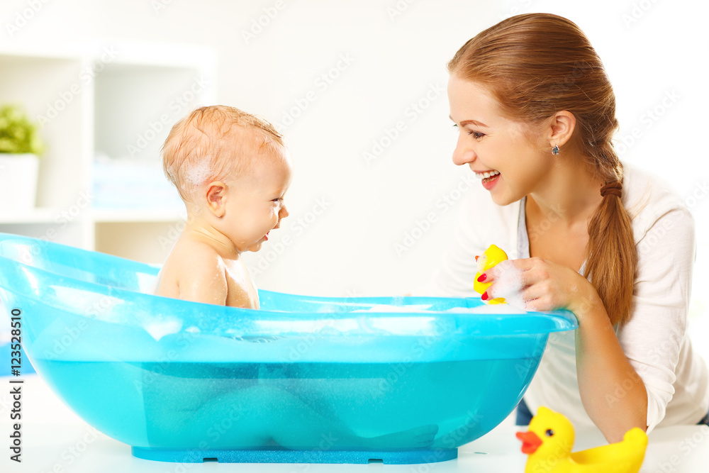 幸福的家庭妈妈给宝宝洗澡
