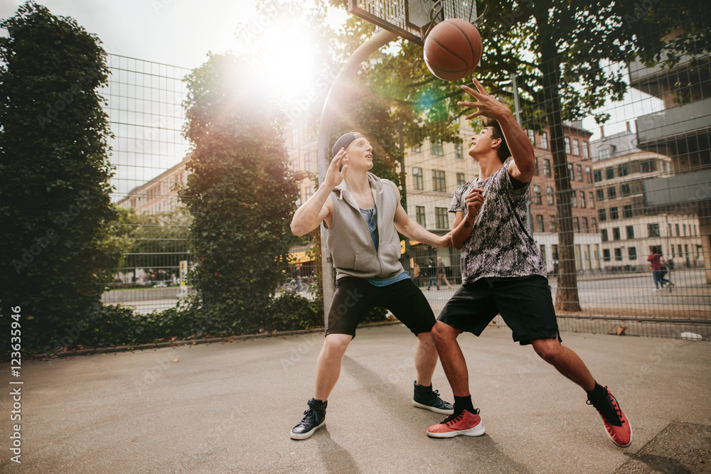 两个年轻人在打篮球