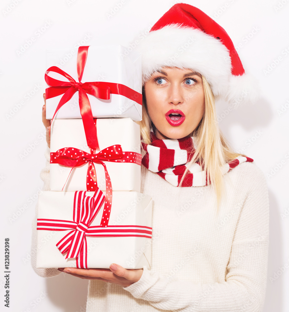 戴着圣诞老人帽拿着礼盒的女人