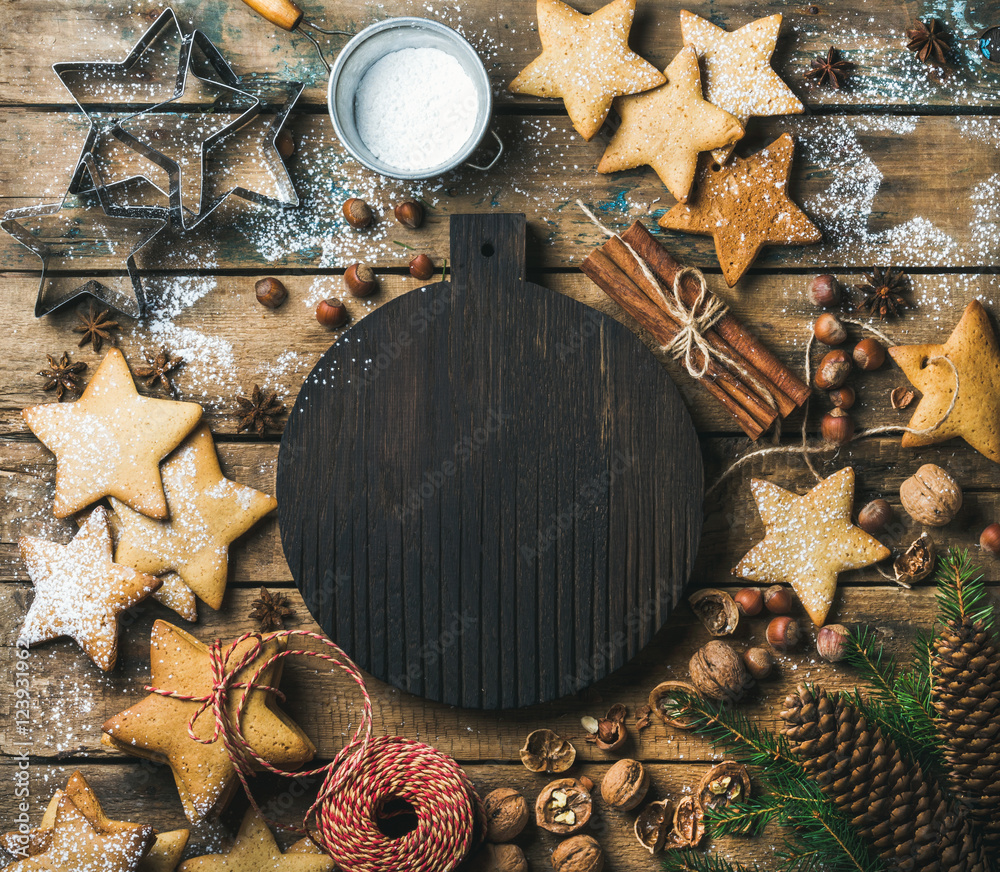 圣诞节，新年背景。姜饼饼干，糖粉，坚果，香料，烘焙模具，fir-t