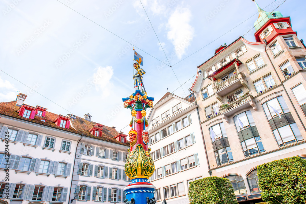 瑞士卢塞恩老城卡佩尔广场上的彩色老喷泉