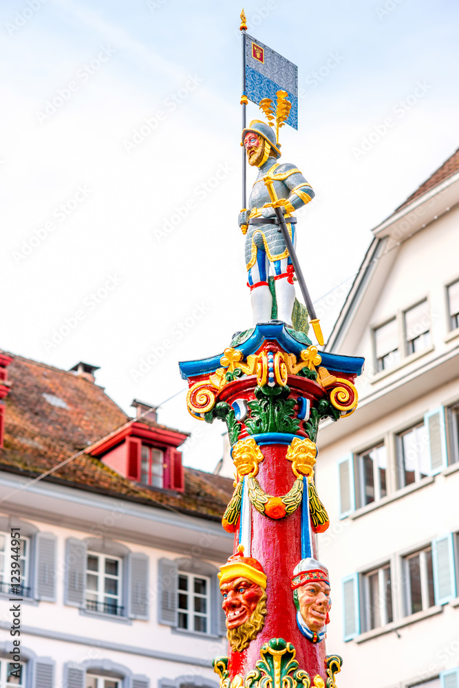 瑞士卢塞恩市老城区卡佩尔广场上的彩色老喷泉雕像