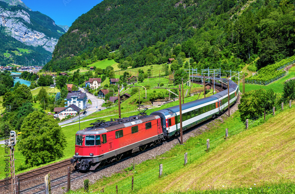 城际列车登上瑞士戈特哈德铁路