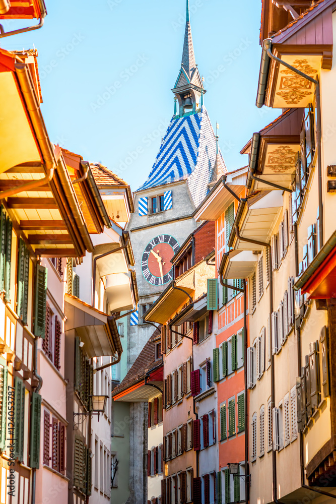瑞士苏黎世市附近Zug村美丽的彩色建筑和钟楼。Typica
