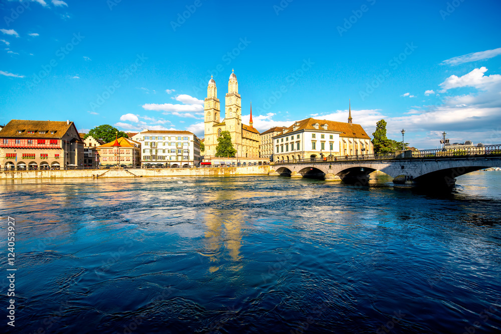 瑞士苏黎世市美丽的建筑和大教堂的河畔景观