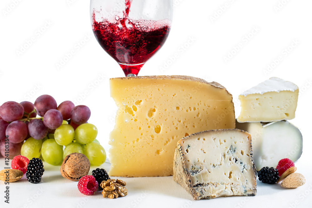 奶酪和葡萄酒配水果和坚果。