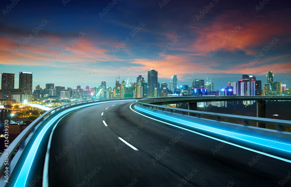 蓝色霓虹灯高速公路立交桥，城市天际线背景，夜景，动感模糊。