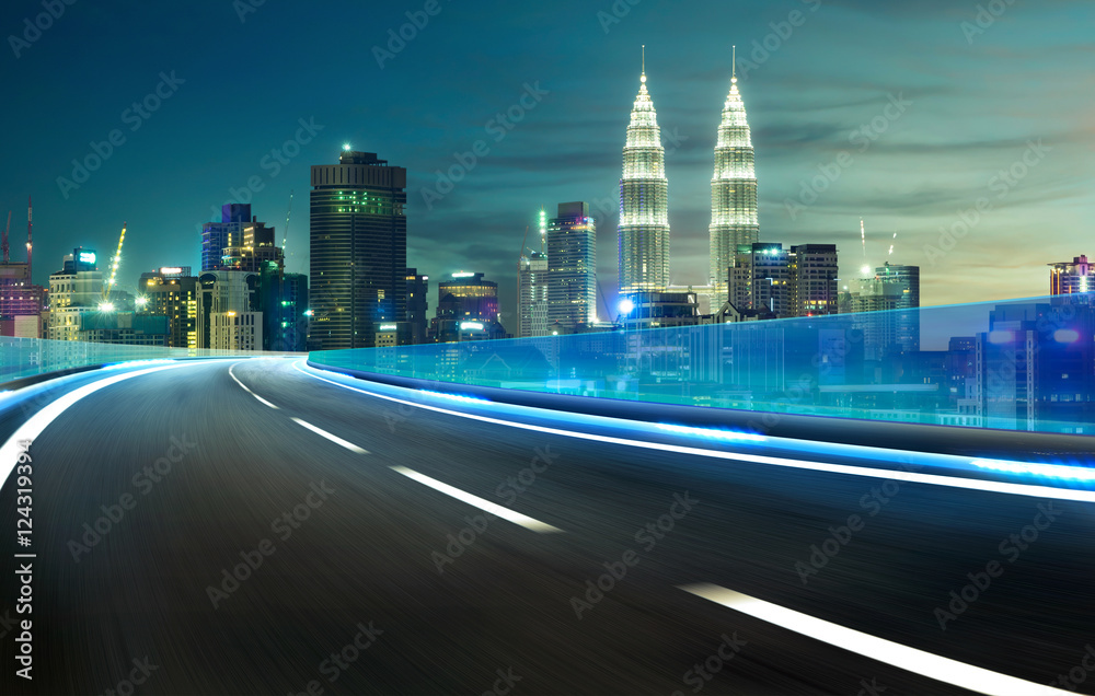 蓝色霓虹灯高速公路立交桥运动模糊，城市天际线背景，夜景。