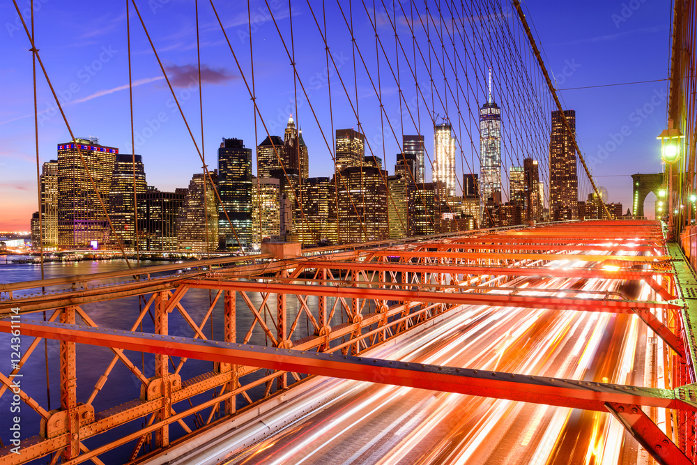 从布鲁克林大桥看纽约市金融区的城市景观。