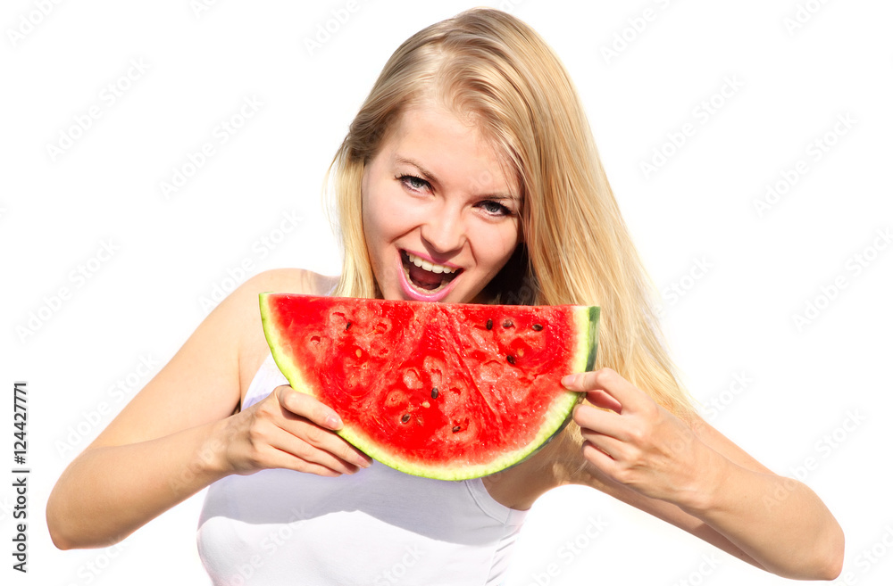 年轻女人吃着新鲜的西瓜浆果，美丽的笑脸和金发