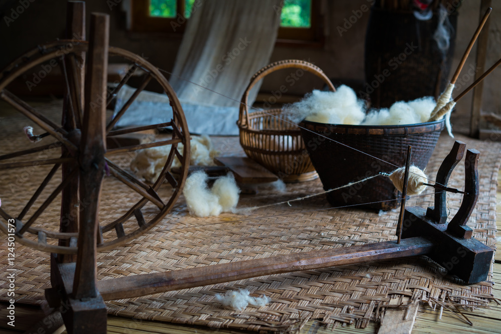 羊毛衣服的传统织机。软焦点