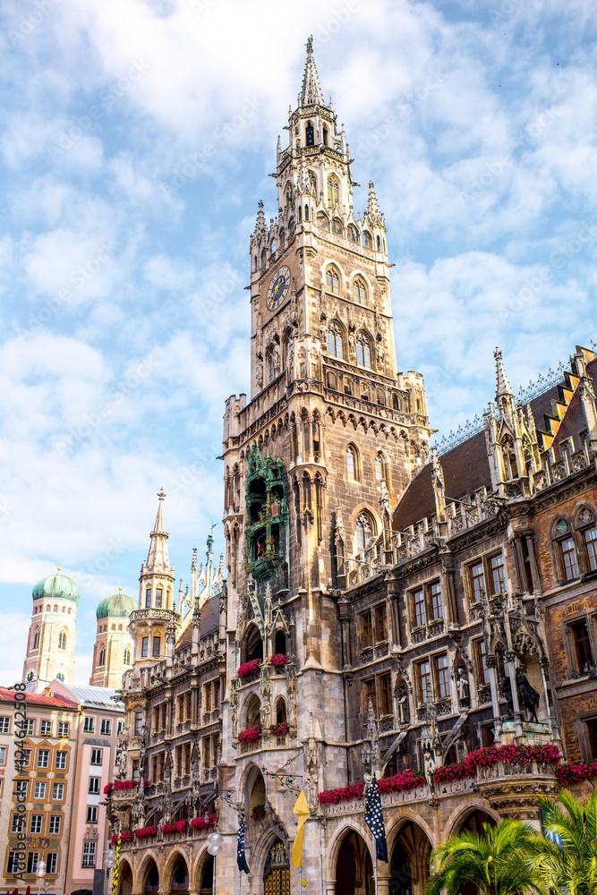 德国慕尼黑玛丽斯广场上带钟楼的主市政厅视图