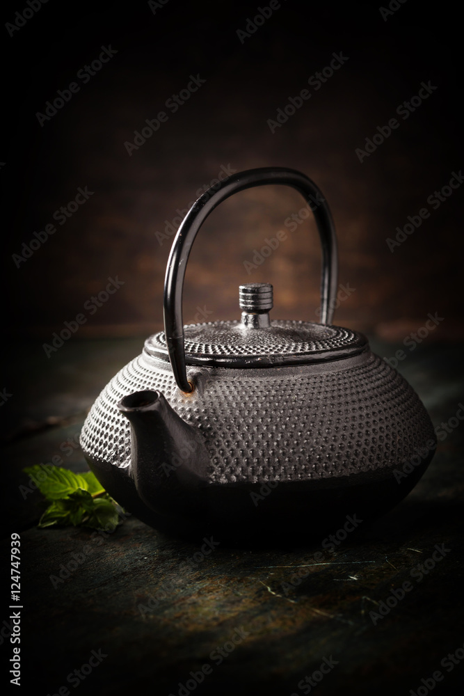 传统东方茶壶的形象
