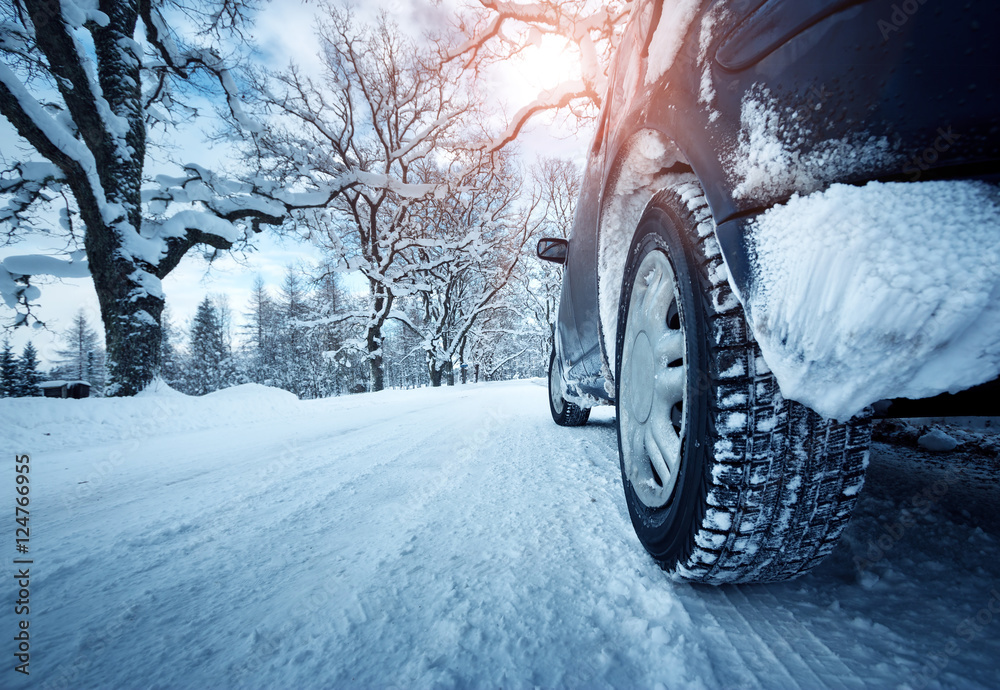 冬季雪地道路上的汽车轮胎